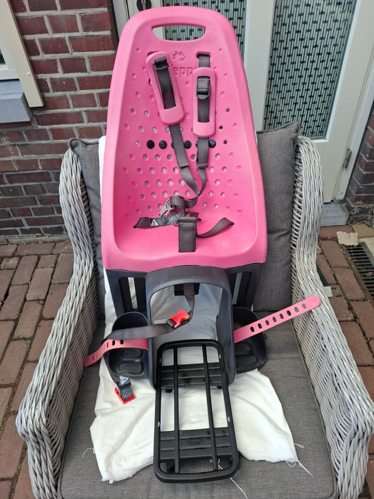 Yepp maxi roze  met easyfit adapter en fietshelm, Ophalen, Achterzitje, Voetsteuntjes, Yepp