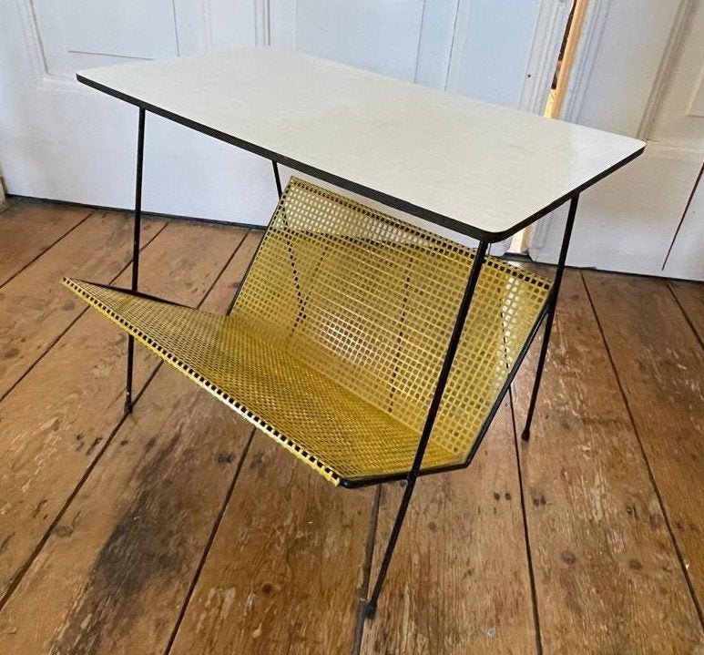 Vintage Mid-Century Bijzettafel met Lectuurbak (Jaren '50), Gebruikt, Metaal, Bijzettafel met lectuurbak, Geperforeerd