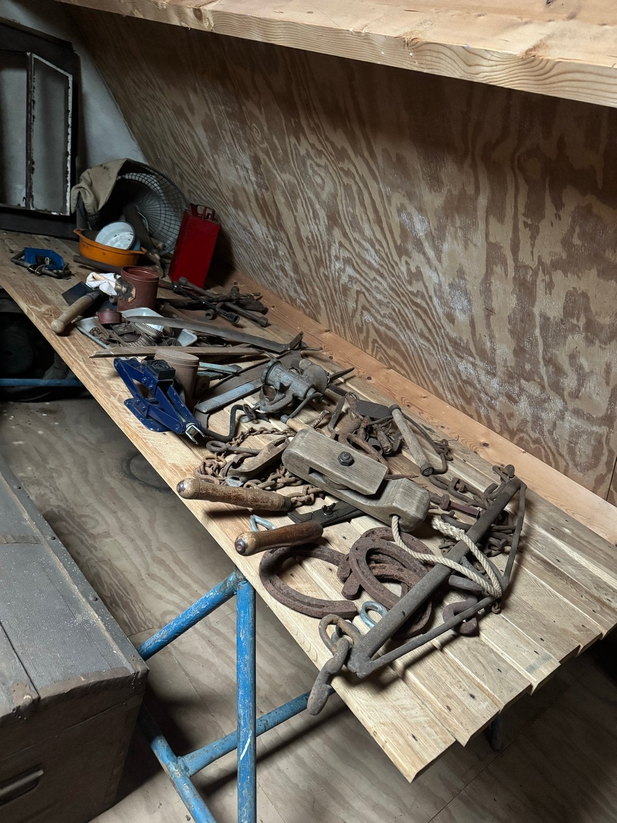 Diverse antieke gereedschappen, weegschaal, wielen, kachel, Ophalen