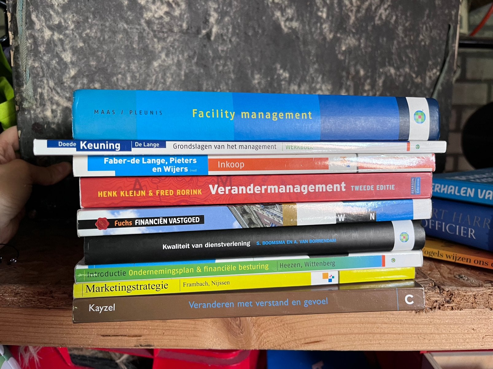 9 titels studieboeken facilitair management, Ophalen, Zo goed als nieuw
