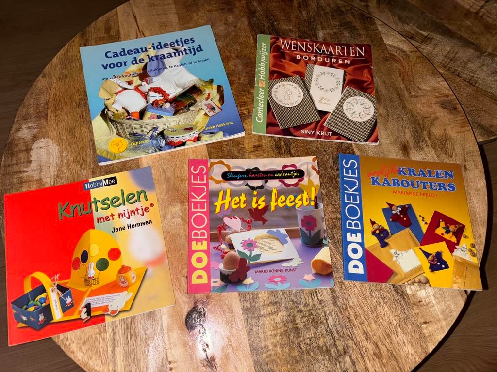 Diverse knutselboeken, Ophalen of Verzenden, Zo goed als nieuw