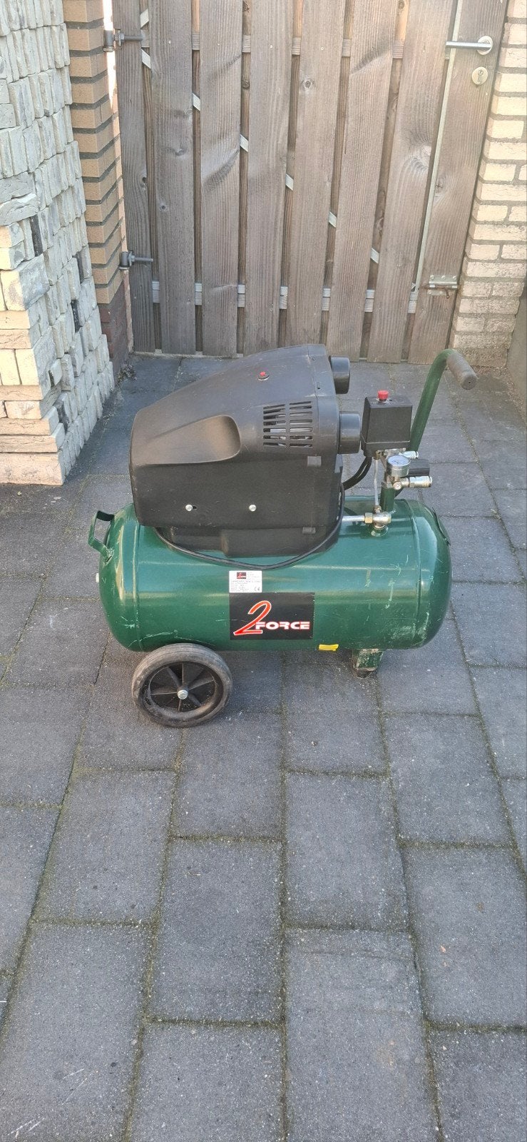 2Force Compressor met accessoires - Zo goed als nieuw, Doe-het-zelf en Verbouw, Ophalen, 6 tot 10 bar, Zo goed als nieuw, 25 tot 100 liter