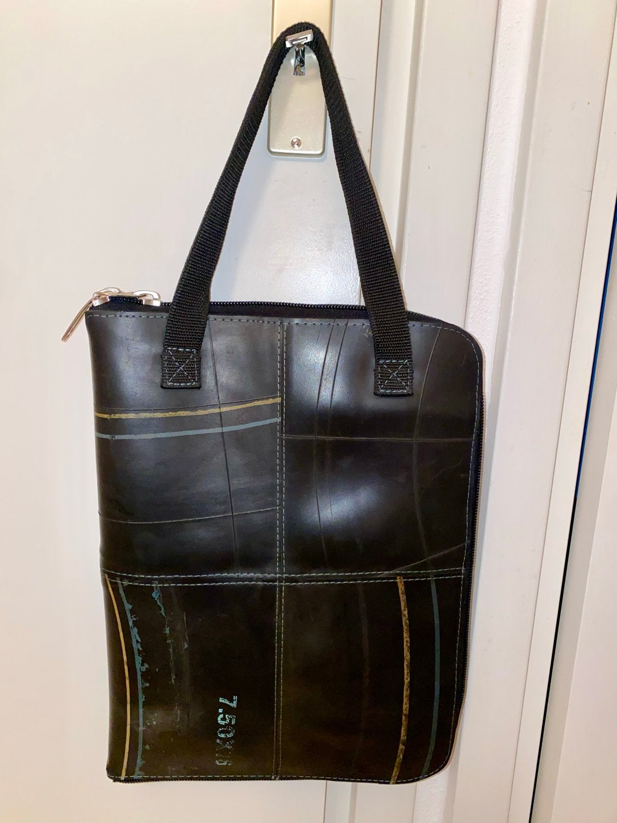 Fair Trade Laptoptas / Tas van gerecyclede banden 30x40cm, Ophalen of Verzenden, 17 inch of meer, Gebruikt, Overige typen