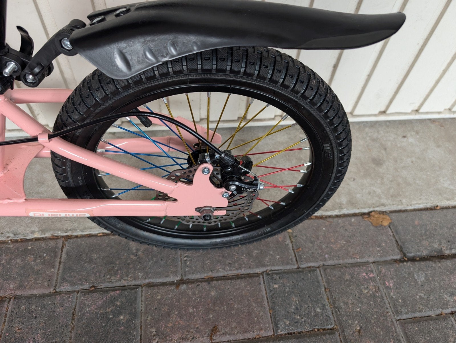 Roze kinderfiets met regenboog spaken, Fietsen en Brommers, 16 tot 20 inch, Ophalen of Verzenden, Zo goed als nieuw, BUEUWE