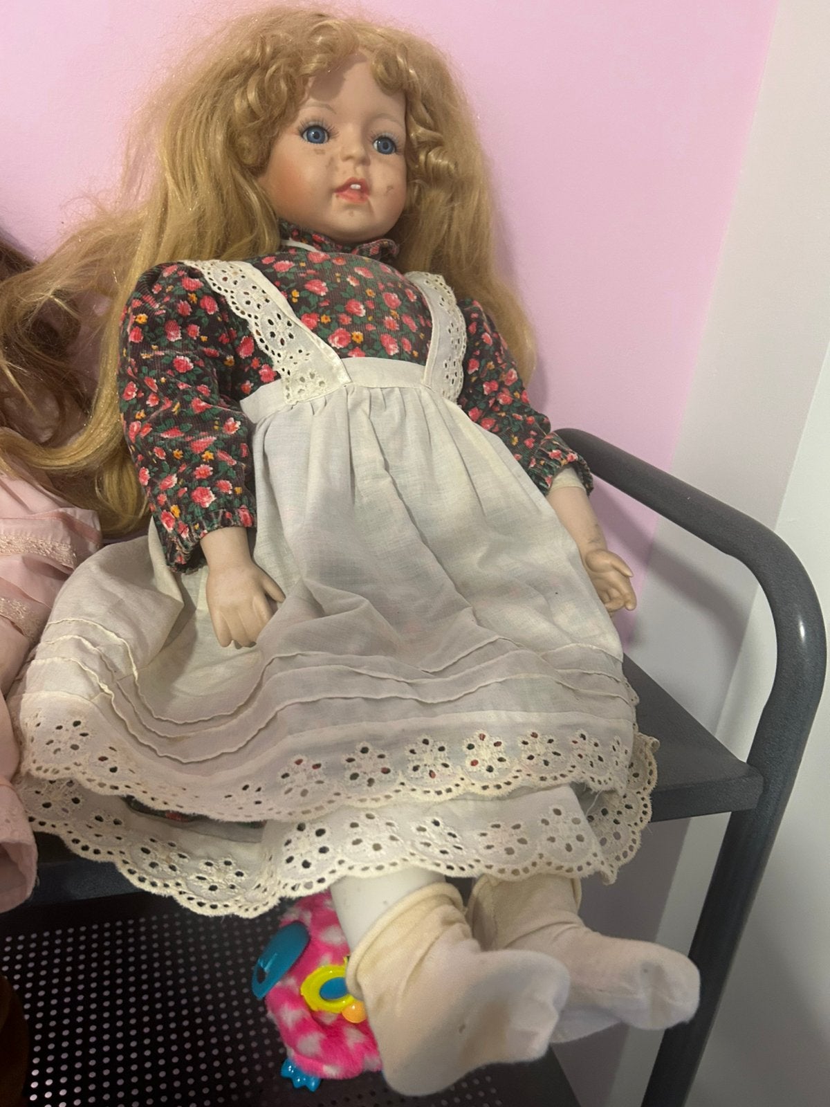 2 poppen te koop, Ophalen, Zo goed als nieuw, Stoel(en)
