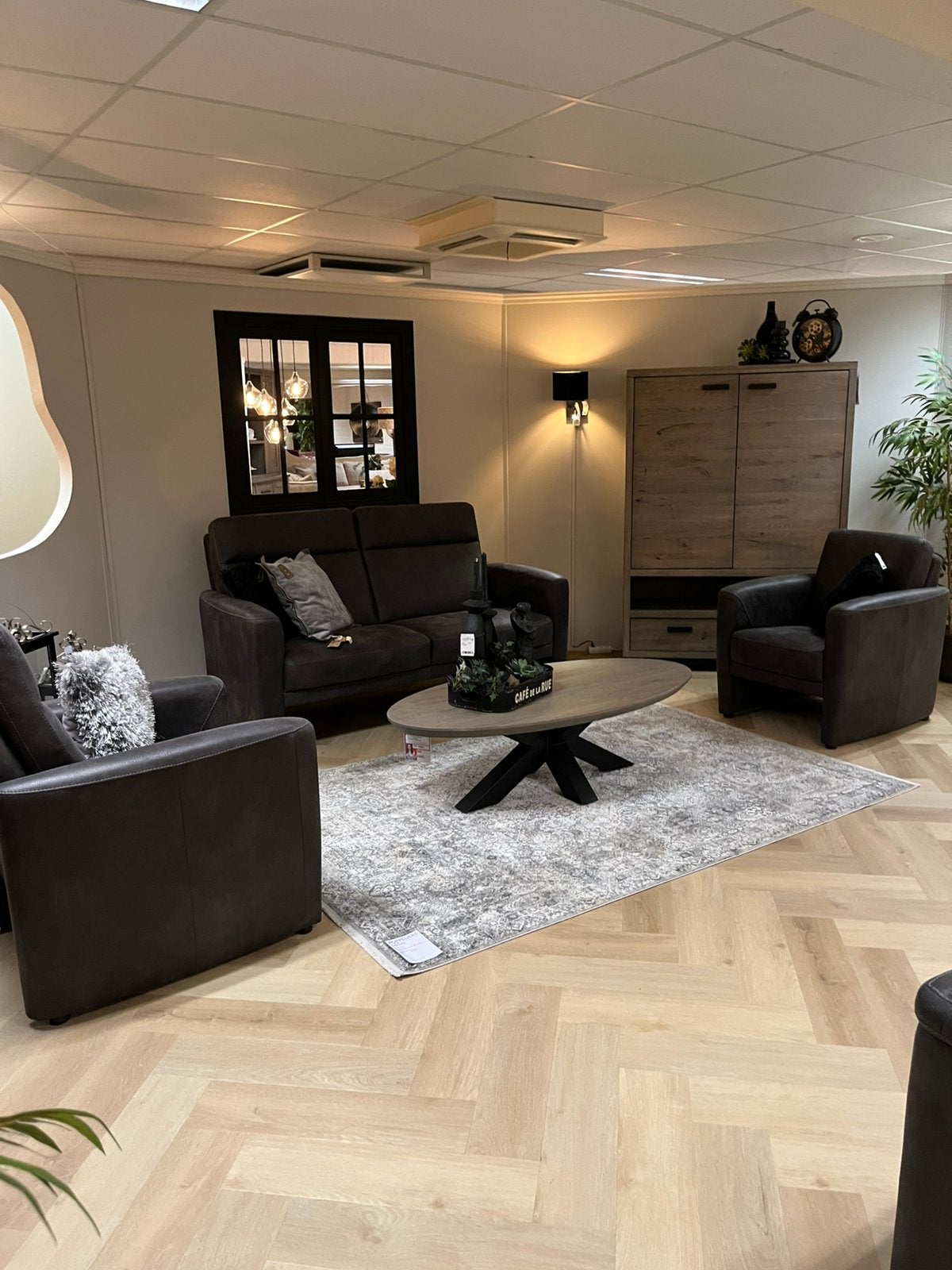 Showmodel bank en 2x fauteuil Haveco in Microleder antraciet, Ophalen, Nieuw, 75 tot 100 cm, Rechte bank