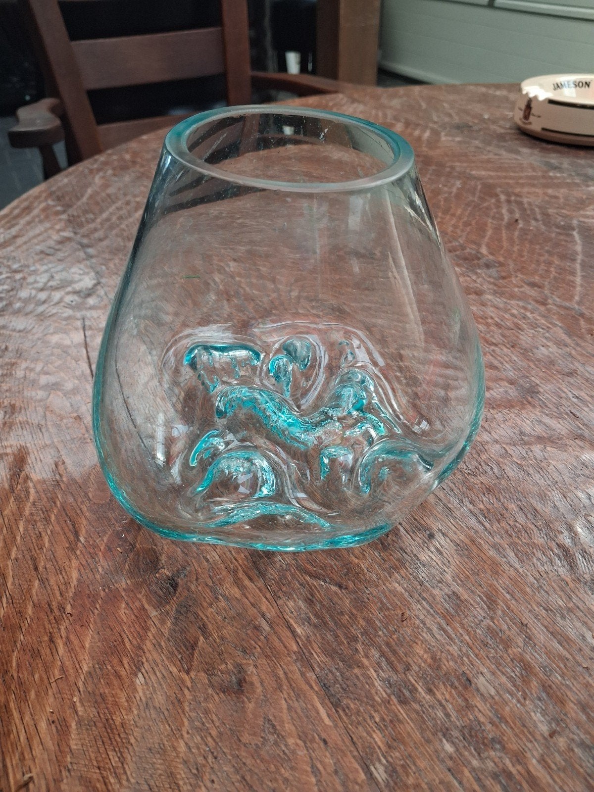 Glazen vaas met reliëf, turquoise accenten, Ophalen of Verzenden