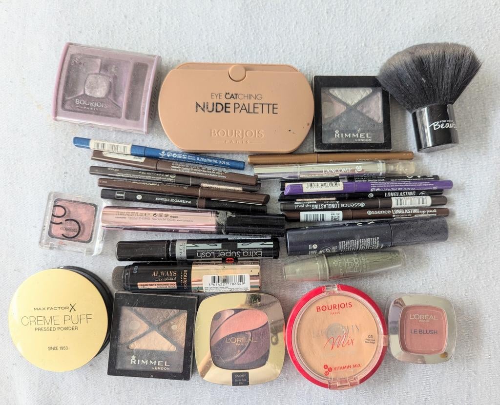 Gebruikte make up. Max factor Loreal Bourjois..., Gebruikt, Overige kleuren, Gehele gezicht, Ophalen of Verzenden
