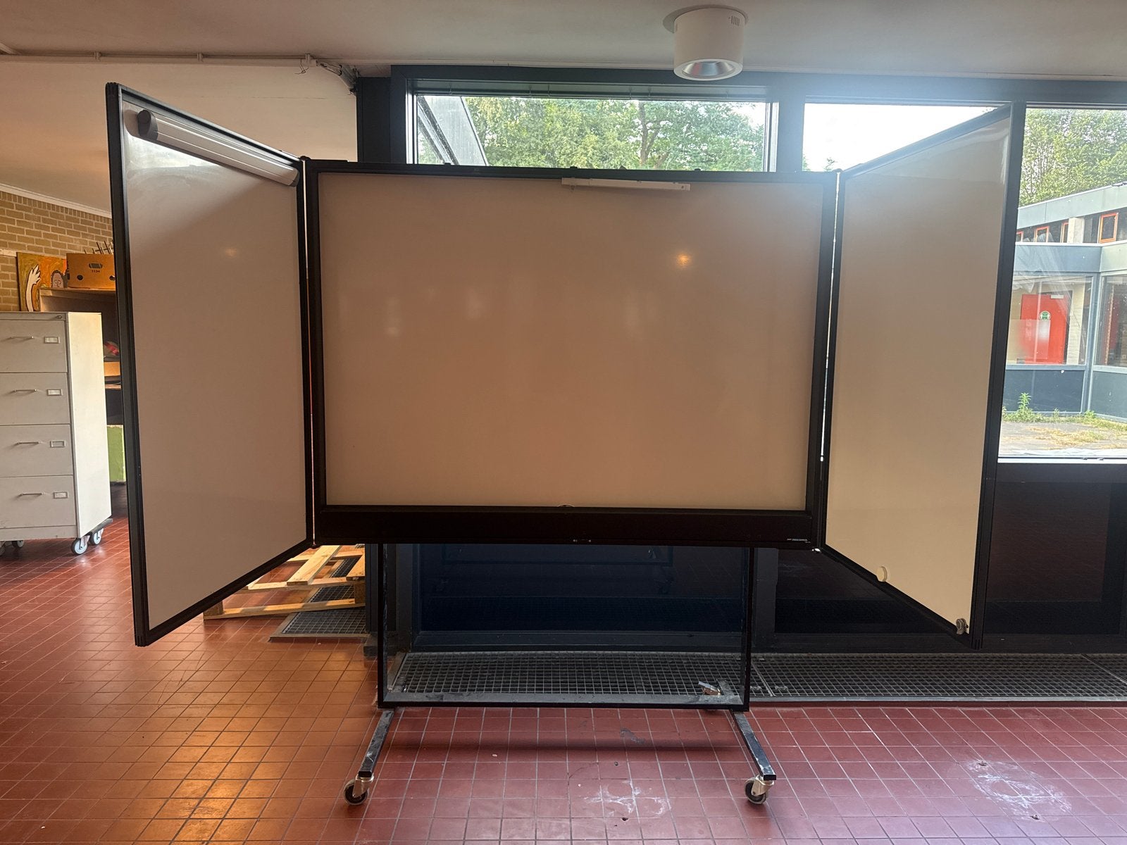 Mobiel Drieluiks Whiteboard met Beamer Bevestiging op Wielen, Ophalen, Mobiel, Gebruikt, Whiteboard