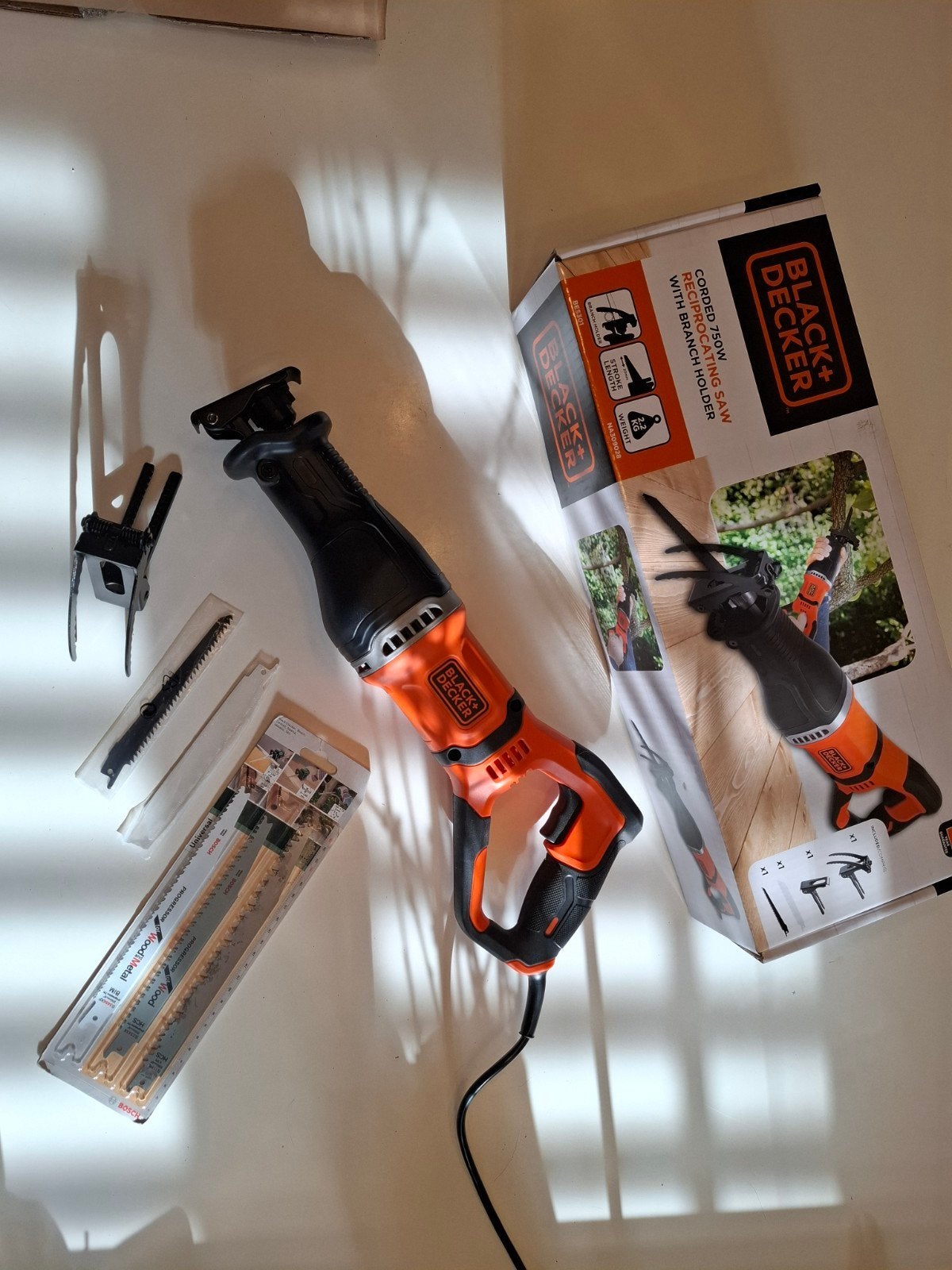 Black+Decker Reciprozaag met extra Bosch zaagbladen, Doe-het-zelf en Verbouw, Gereedschap | Zaagmachines, 70 mm of meer, Black+Decker