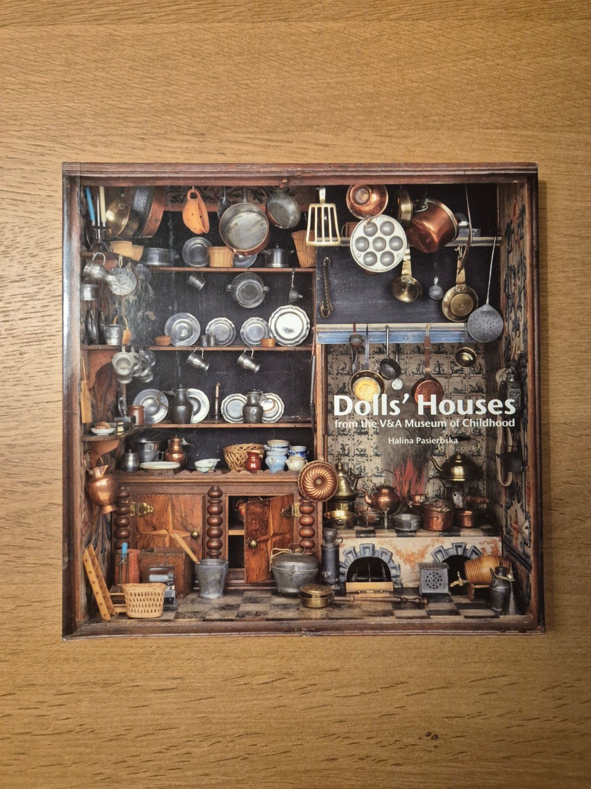 V&A 1:12 Dollshouse Miniature book in English, Ophalen of Verzenden, Zo goed als nieuw, Onbekend