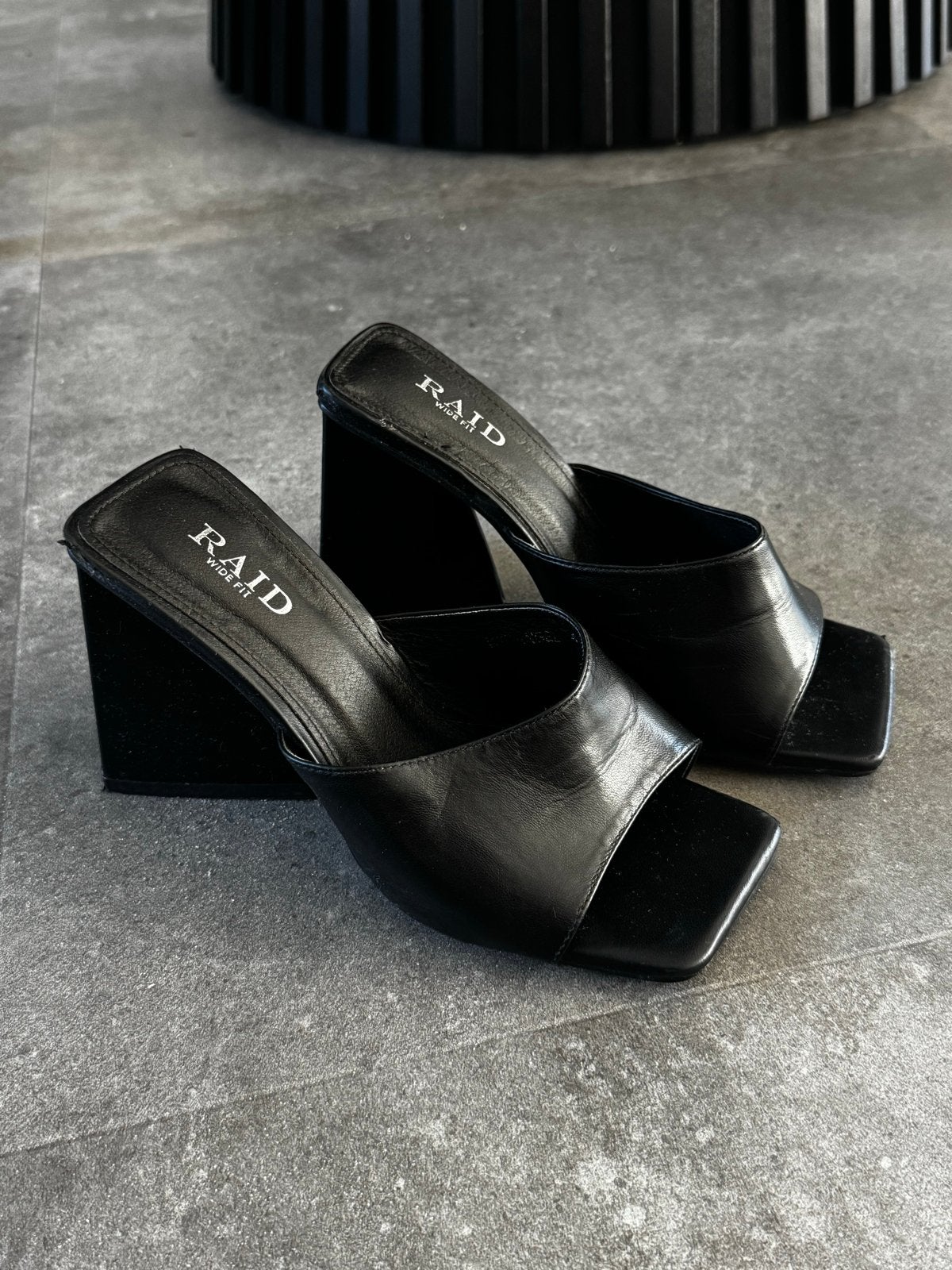 RAID Wide Fit Zwarte Muiltjes met Blokhak, Ophalen, Zo goed als nieuw, Zwart, Sandalen of Muiltjes