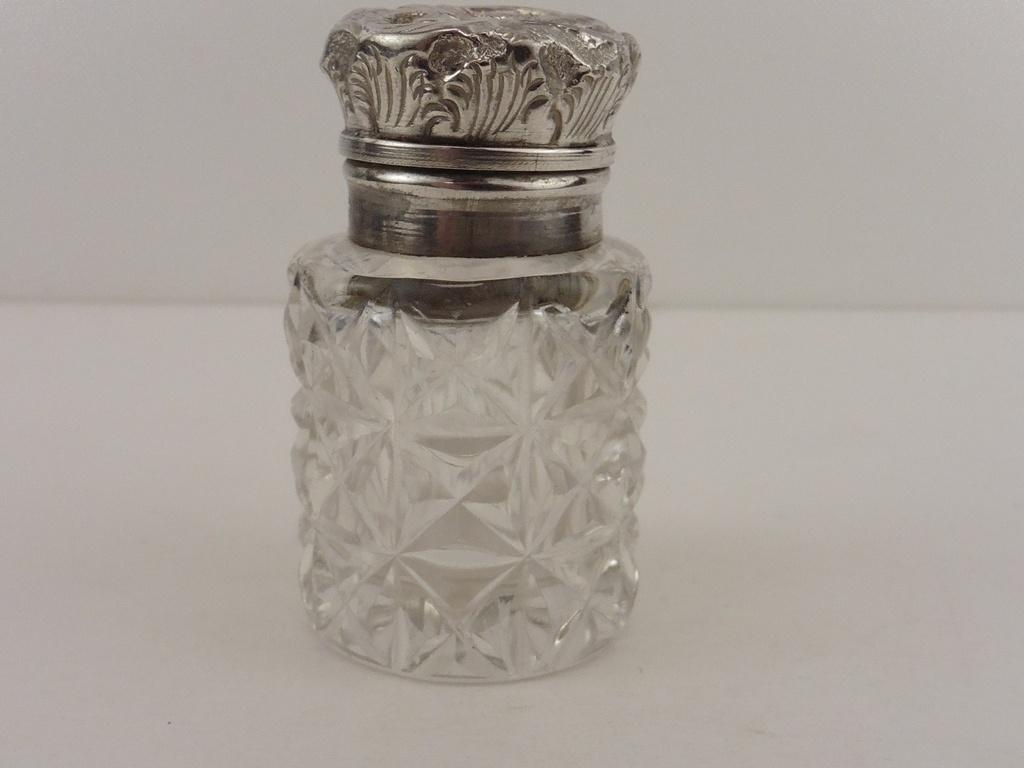 Parfumflesje met zilveren dop                           D134, Gebruikt, ., Ophalen of Verzenden, .