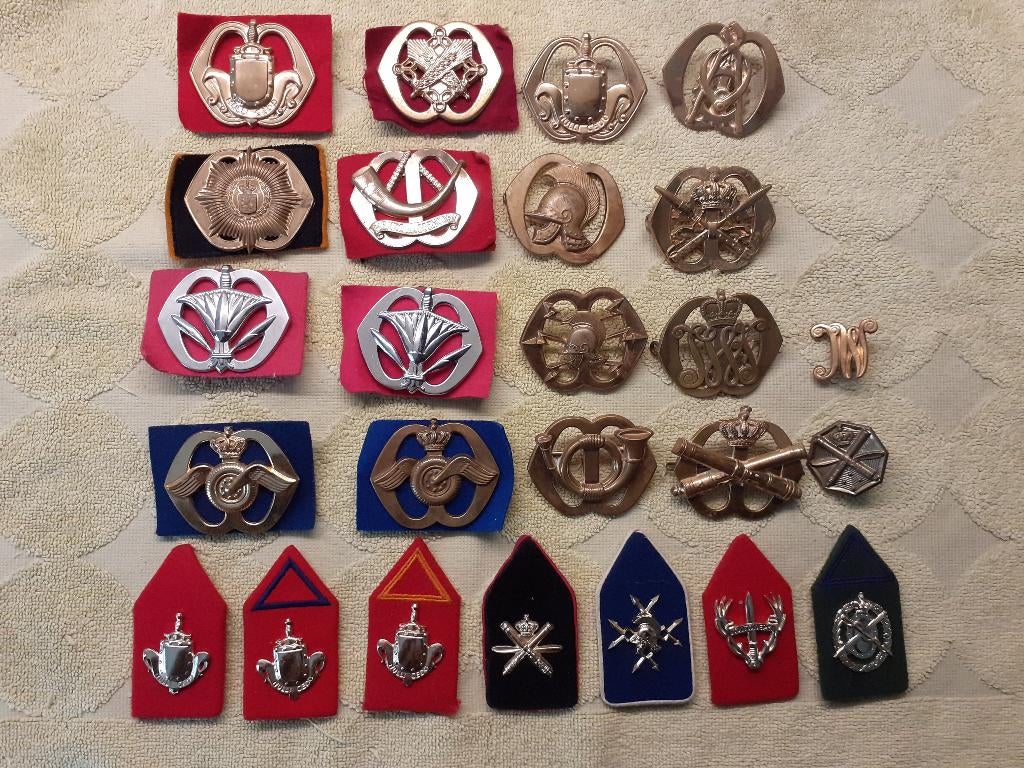 Lotje KL baretemblemen en kraagspiegels, Verzamelen, Ophalen of Verzenden, Landmacht, Nederland, Embleem of Badge