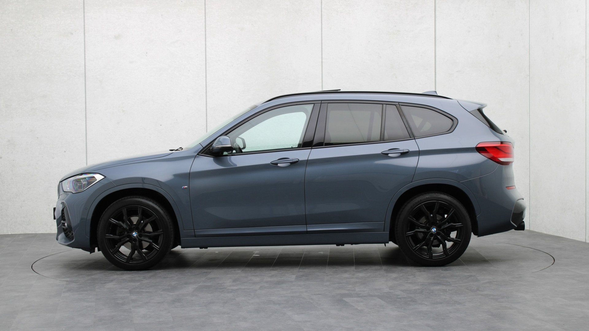 BMW X1 sDrive18i M-Sport | Head-up | Panoramadak | Trekhaak, Auto's, 12 maanden, Gebruikt, Leder en Stof, 3 cilinders