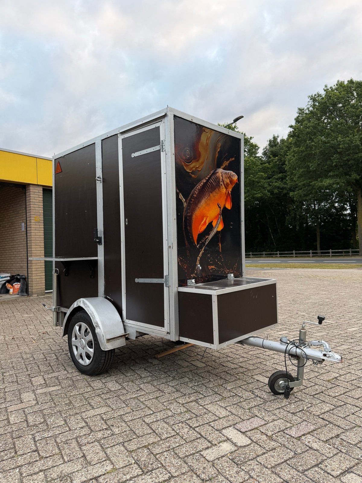 Compacte en complete viskar met slaapplek en standkachel, Ophalen