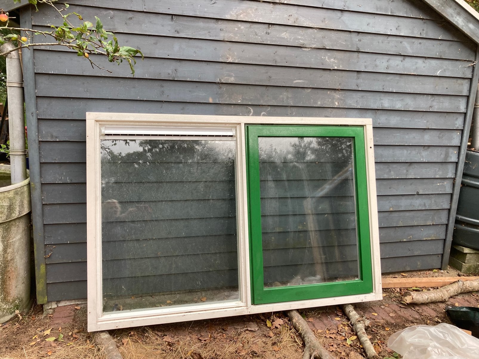 Mooi raam en kozijn. Wit en groen, Doe-het-zelf en Verbouw, Ophalen, Gevelraam of Ruit, Gebruikt, 80 tot 120 cm