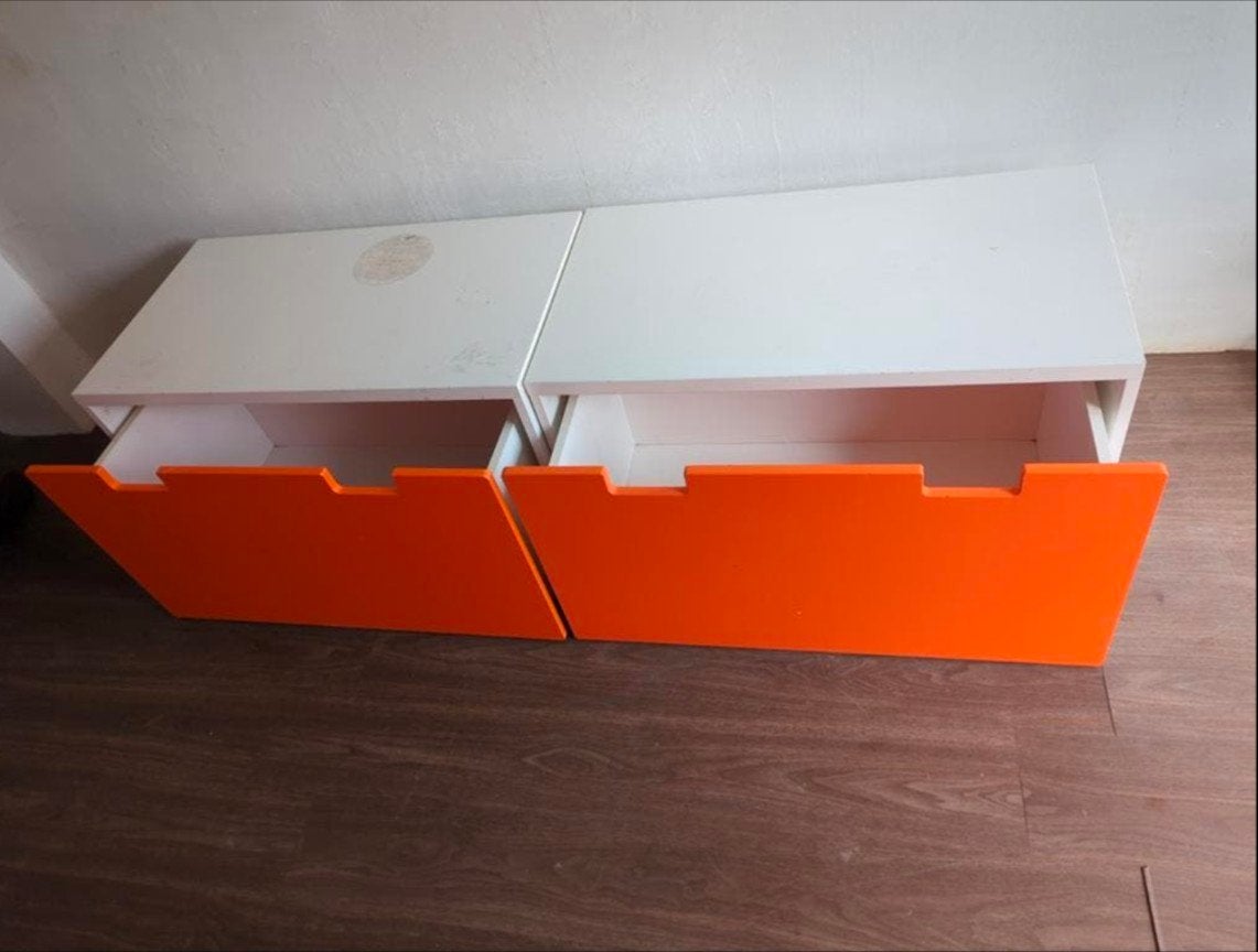 Witte kast met oranje lades - Gebruikt, Huis en Inrichting, Gebruikt, Modern, Speels, 100 tot 150 cm, Ophalen of Verzenden