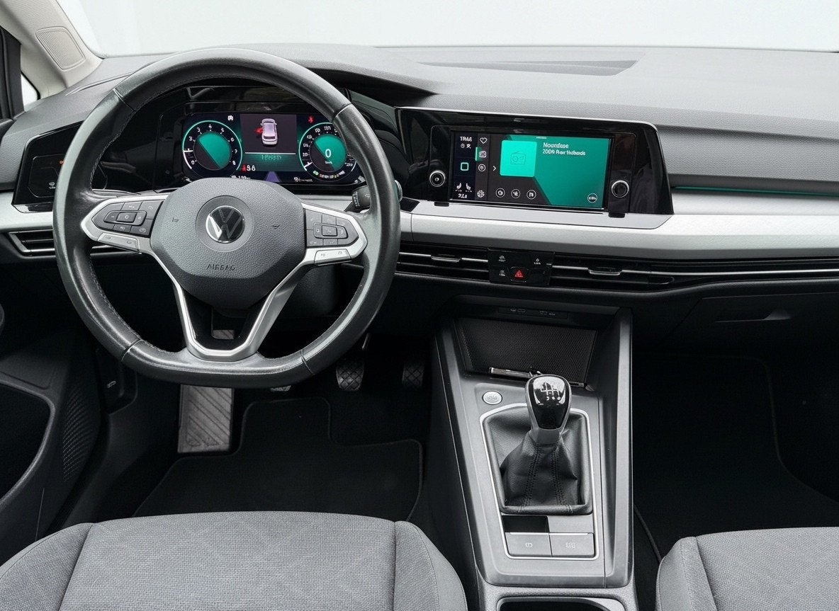 Volkswagen Golf 1.0 TSI Life, digitaal cockpit, stoelverwarm, Auto's, Voorwielaandrijving, Gebruikt, Euro 6, Zwart