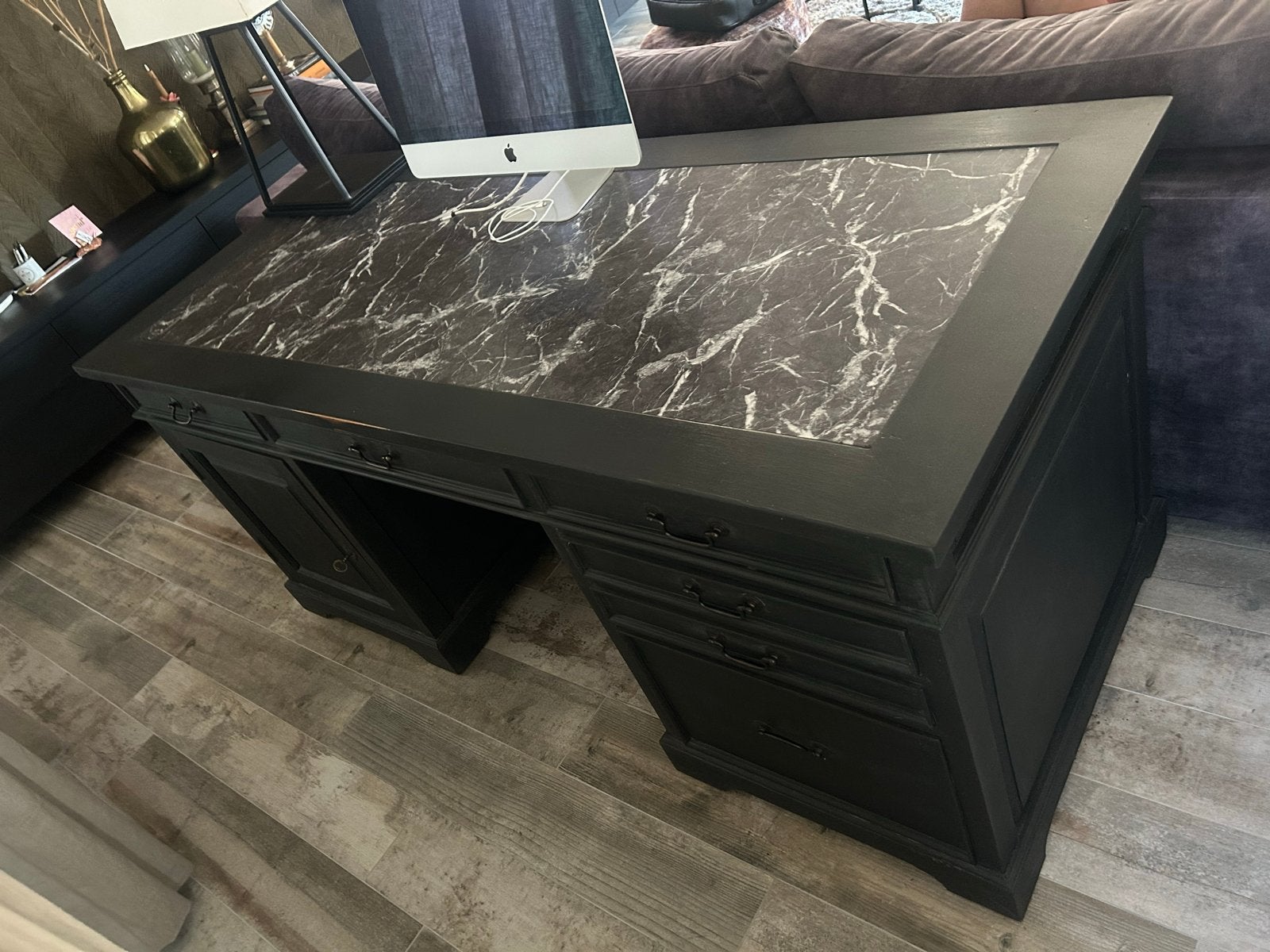 Zwart bureau met marmerlook blad en lades, Huis en Inrichting, Bureaus, Ophalen, Zwart, Gebruikt, Overige merken