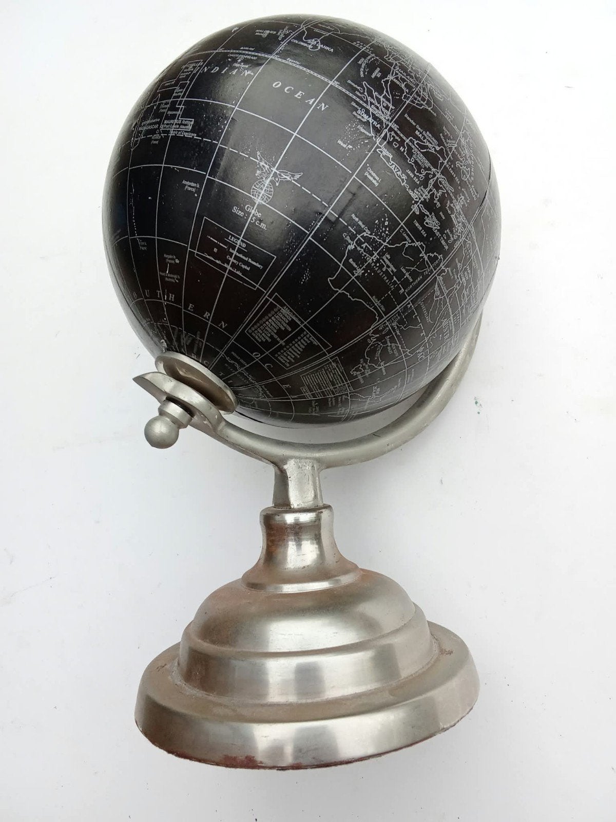 Retro Wereldbol Zwart/Zilver op Metalen Voet - 27 cm, Gebruikt, Draaibaar, Overige typen, Ophalen of Verzenden
