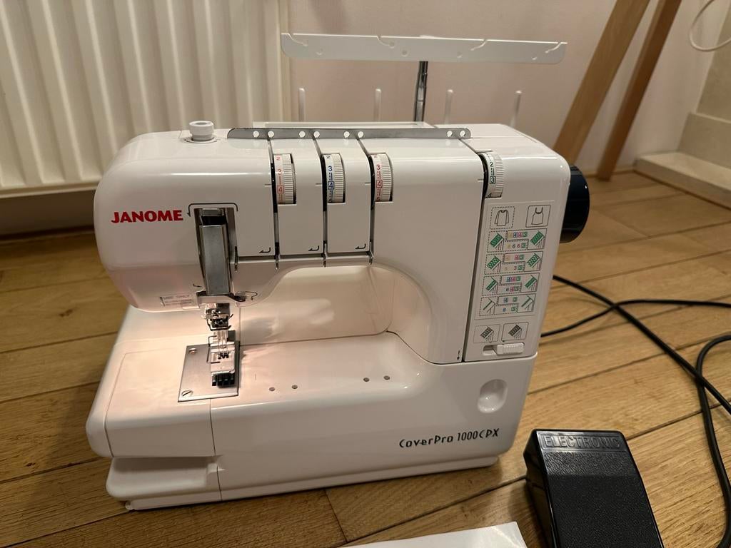 Janome Coverpro 1000CPX Coverlockmachine, Hobby en Vrije tijd, Ophalen of Verzenden, Zo goed als nieuw, Lockmachine, Janome