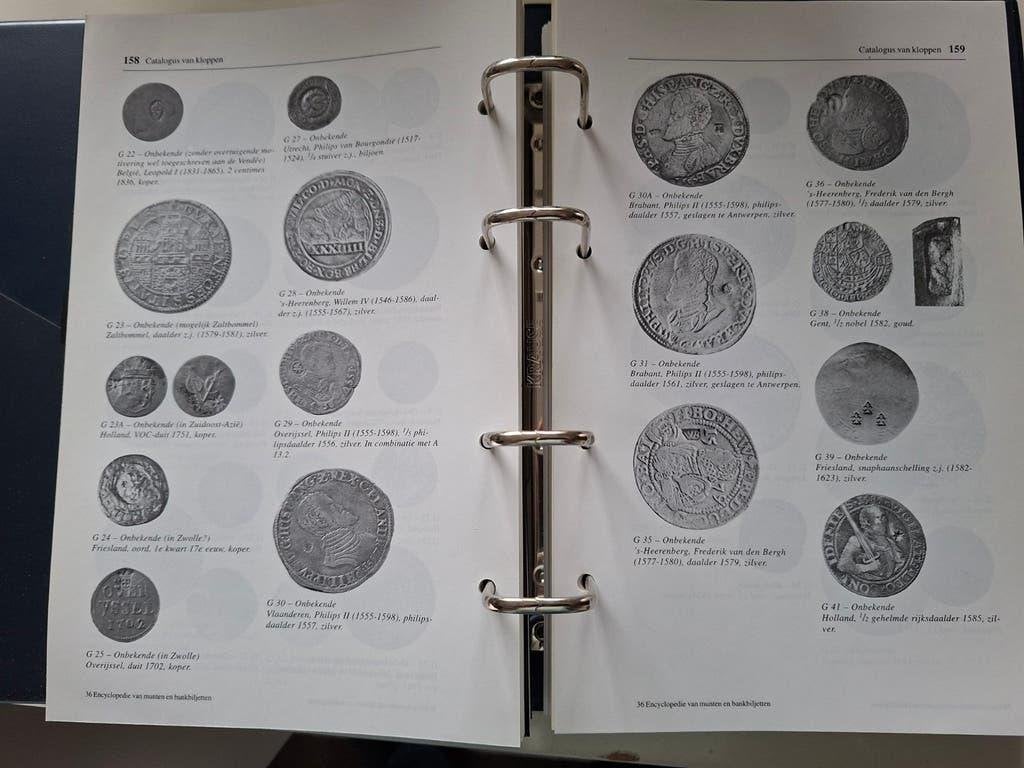 3 mappen: Groot overzicht van munten en papiergeld compleet, Postzegels en Munten, Ophalen of Verzenden, Boek of Naslagwerk