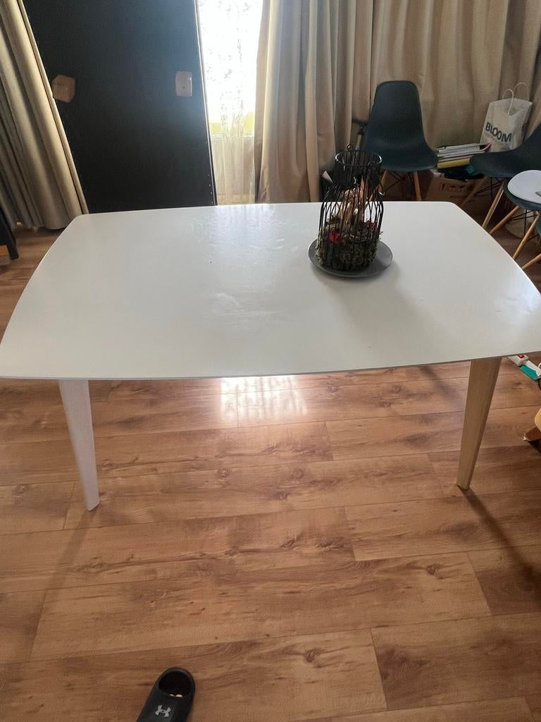 Witte eettafel, modern design, 6 personen, Overige materialen, 100 tot 150 cm, Zo goed als nieuw, Vier personen