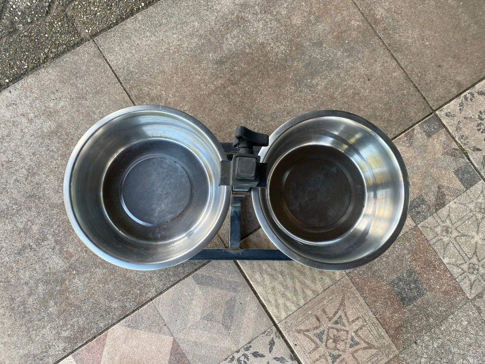 Standaard hondenvoer en drinkbak, Ophalen, Gebruikt