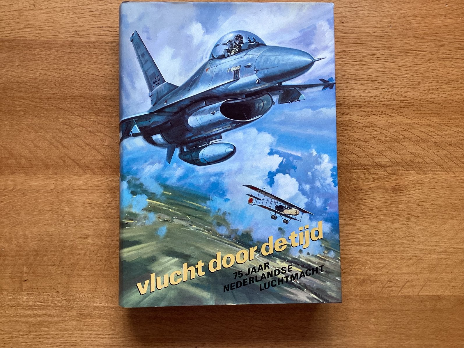 Vlucht door de tijd 75 jaar Nederlandse Luchtmacht, Verzamelen, Luchtvaart en Vliegtuigspotten, Ophalen of Verzenden, Zo goed als nieuw