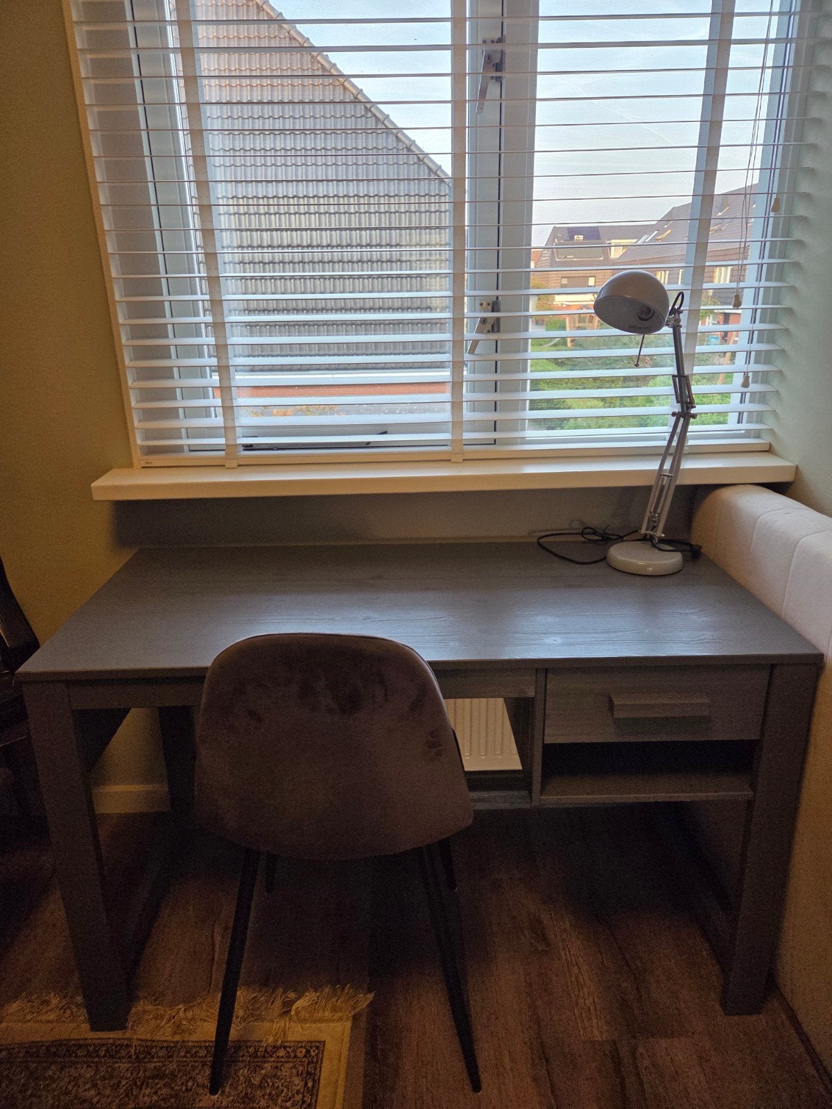 Complete set: grijs bureau, stoel & bureaulamp, Huis en Inrichting, Ophalen, Met lades, Hout, Kinderbureau
