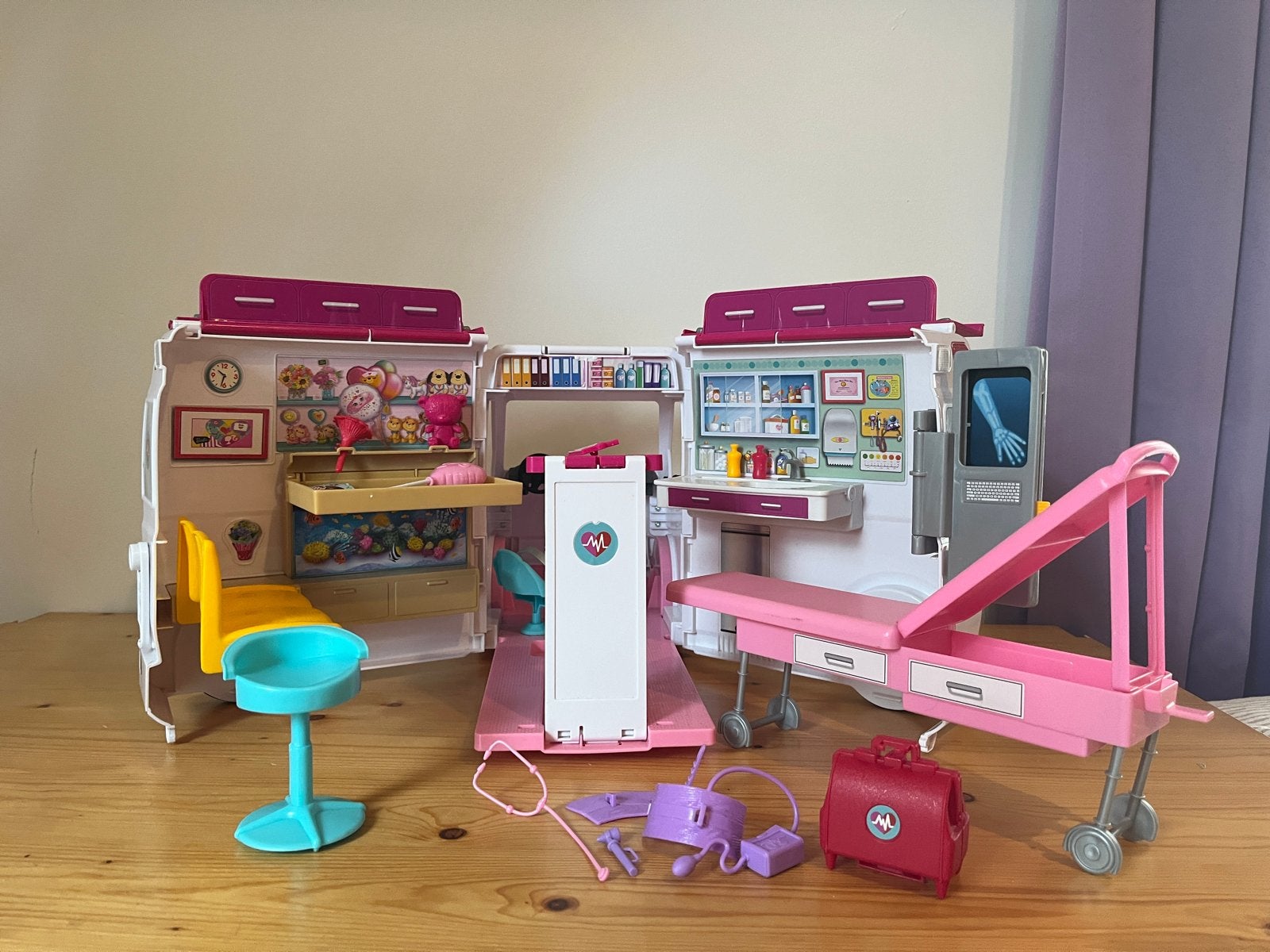 Barbie ambulance met accessoires, Ophalen of Verzenden, Zo goed als nieuw