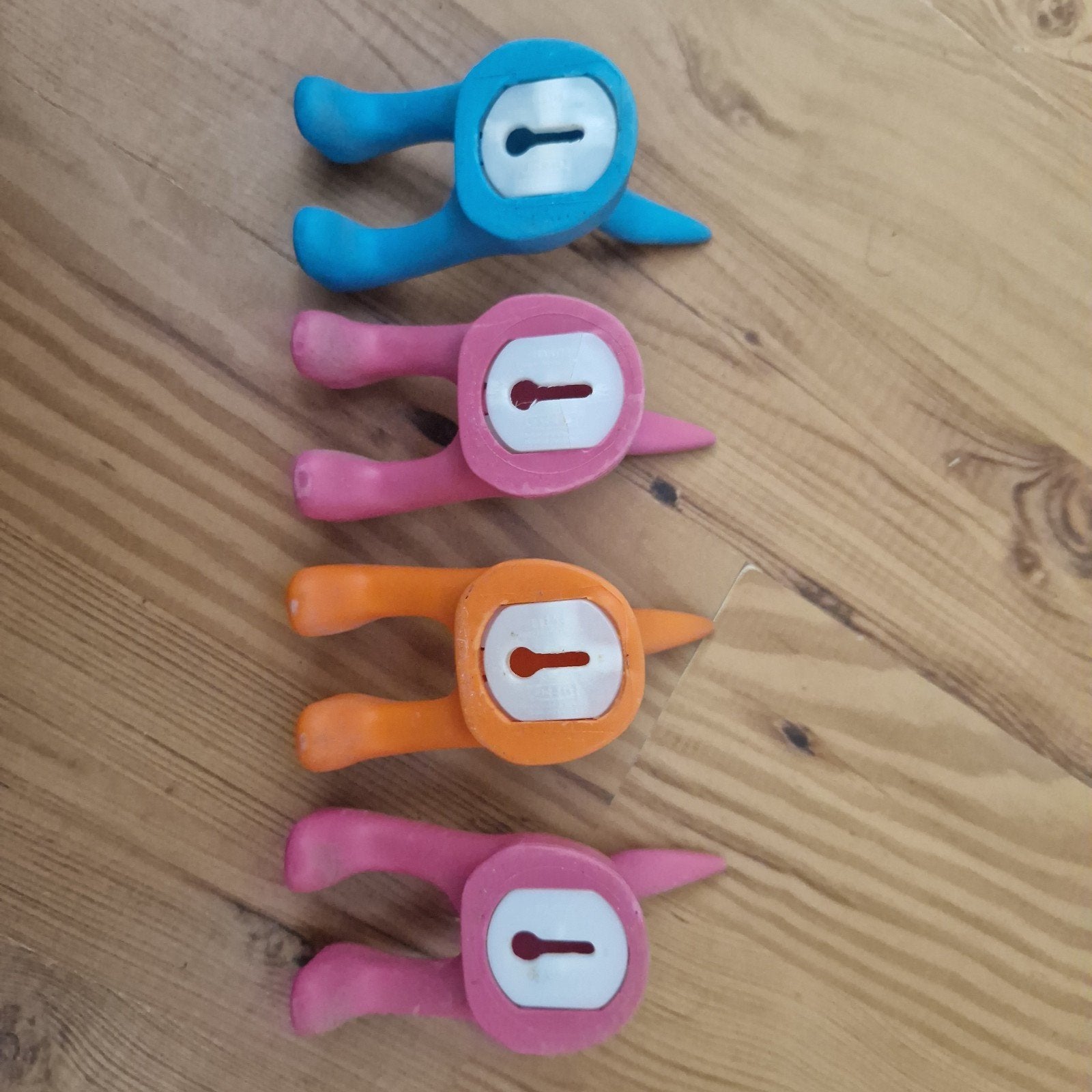 vier hondenstaartjes hangers, Ophalen of Verzenden, Metaal, Wandkapstok, Minder dan 100 cm