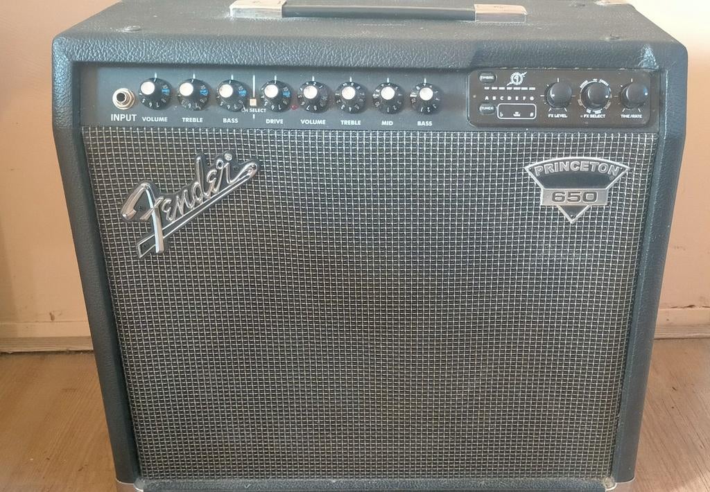 Fender Princeton 650 versterker met ingebouwde effecten, Muziek en Instrumenten, Versterkers | Bas en Gitaar, Ophalen, Zo goed als nieuw