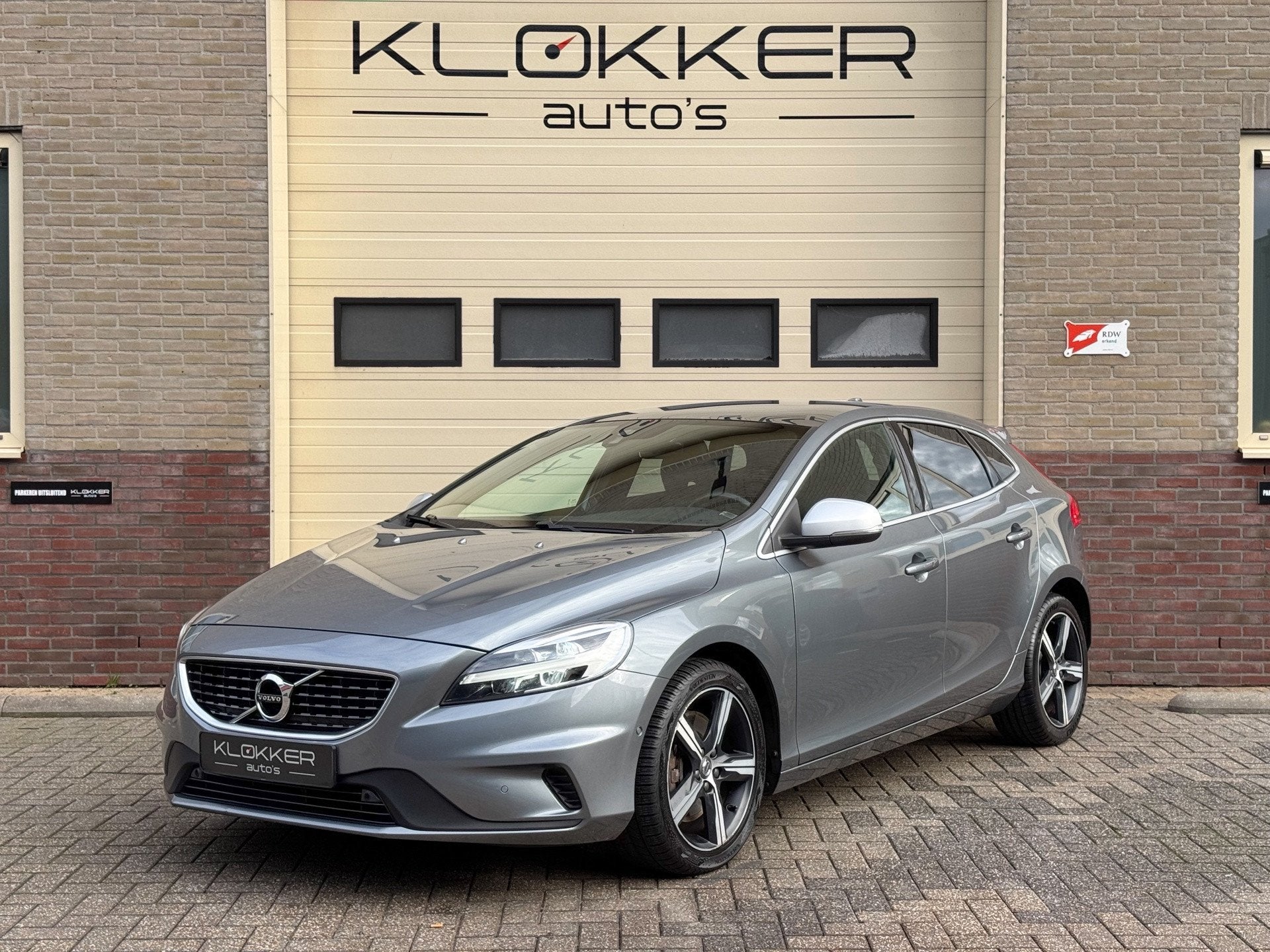 Volvo V40 2.0 D3 Polar+ Sport R-Design APK 11-2027|Pano|H/K, Gebruikt, 4 cilinders, Leder en Stof, Origineel Nederlands