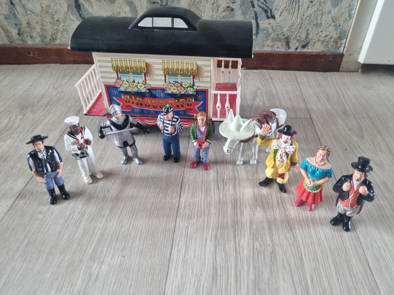 Pipowagen met figuren, Ophalen