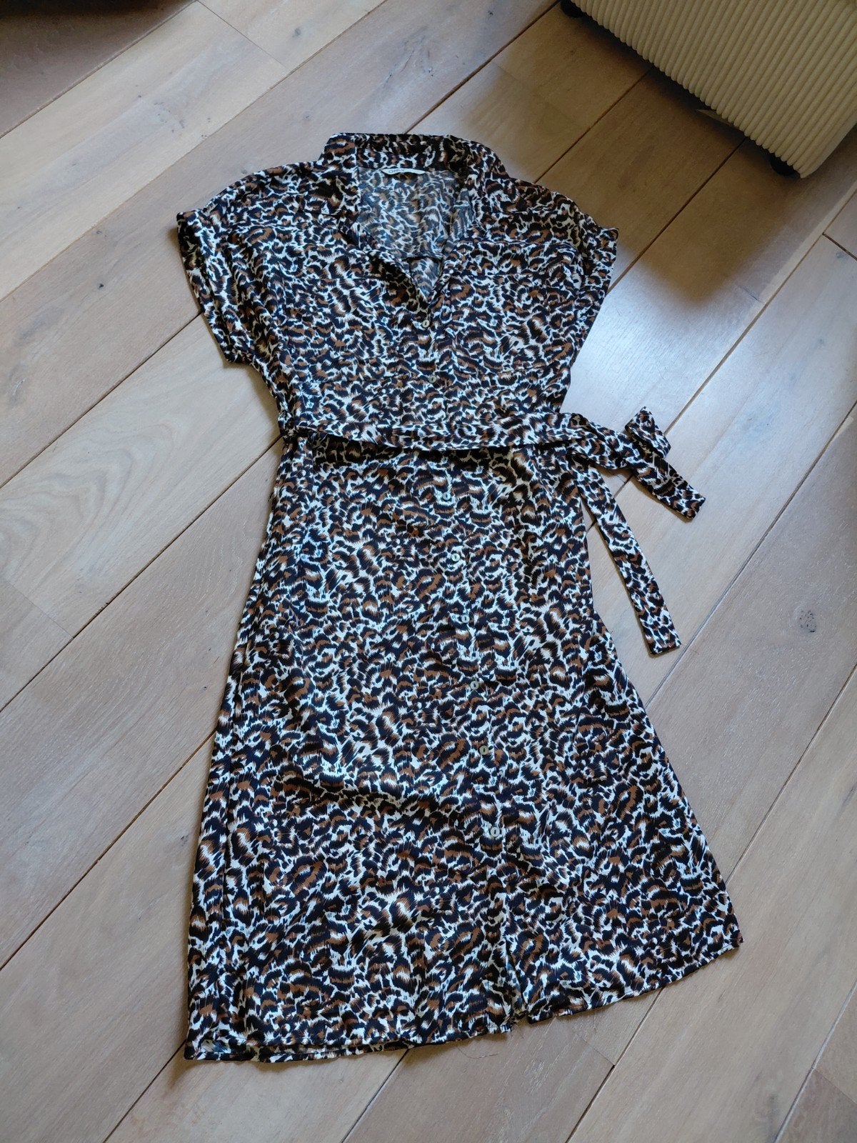 als nieuw Only print doorknoop jurk maat M, Kleding | Dames, Maat 38/40 (M), Only, Bruin, Nieuw