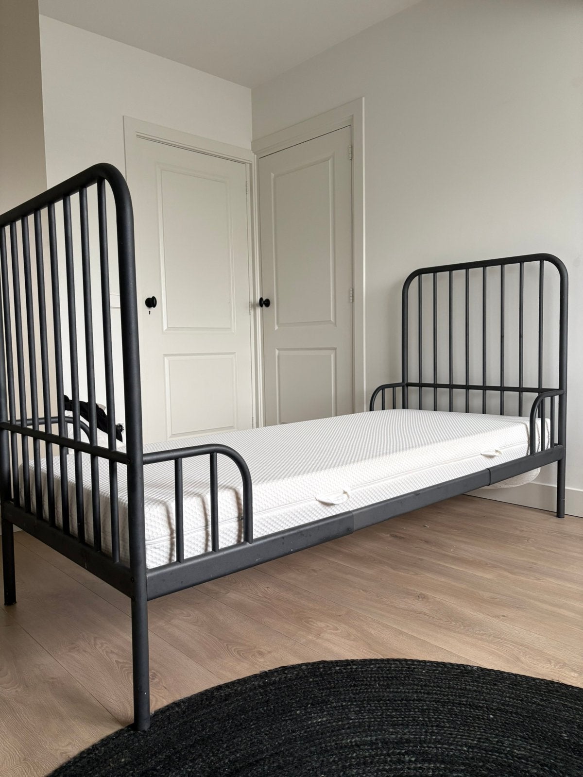 Bed Meegroeibed Peuterbed Eenpersoons Metaal Zwart Antraciet, Ophalen, 70 tot 85 cm, Zo goed als nieuw, Lattenbodem