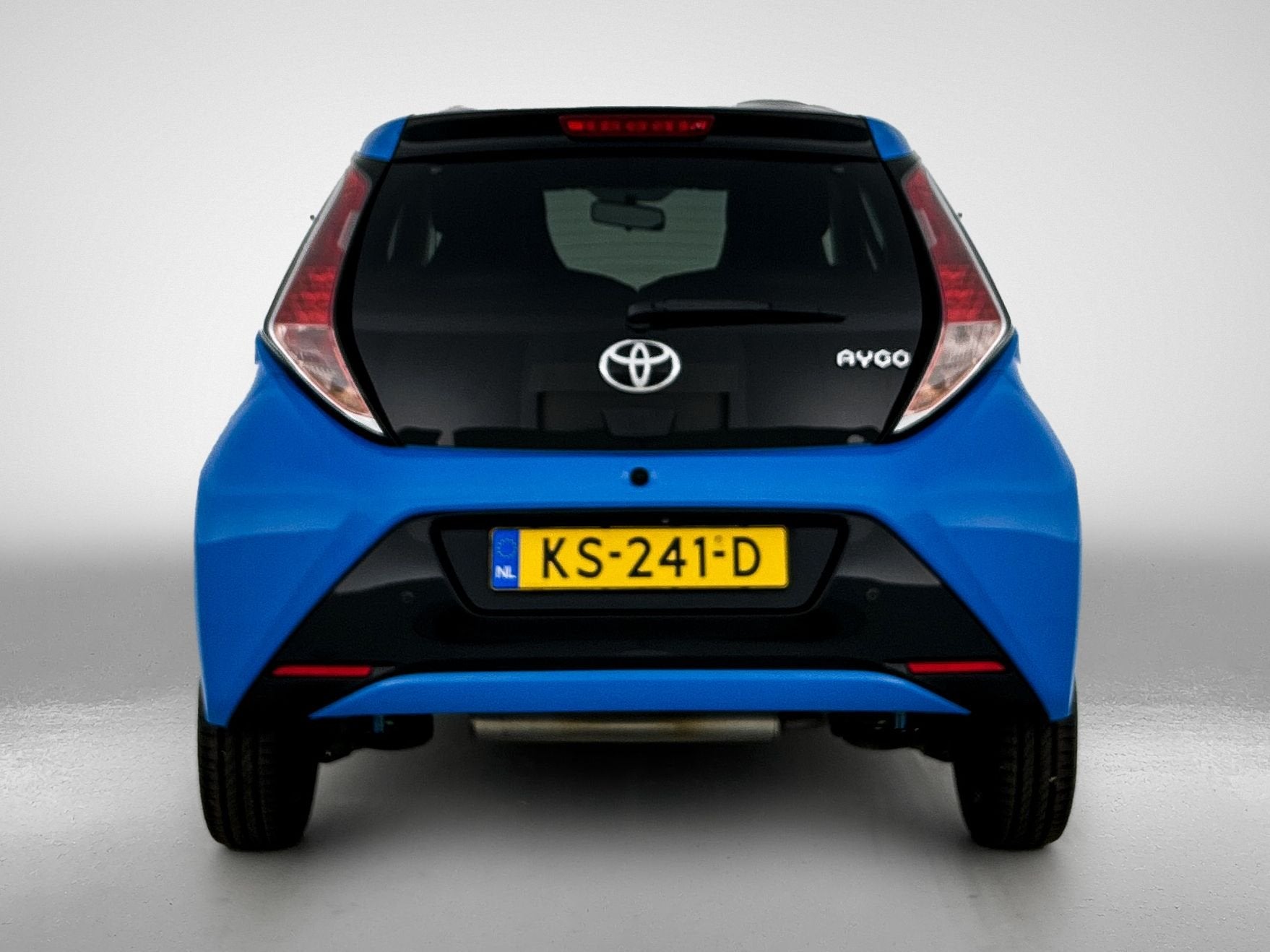 Toyota Aygo 1.0 VVT-i x-play | Handbedrijfsrem met segmentga, 12 maanden, Gebruikt, Origineel Nederlands, 3 cilinders