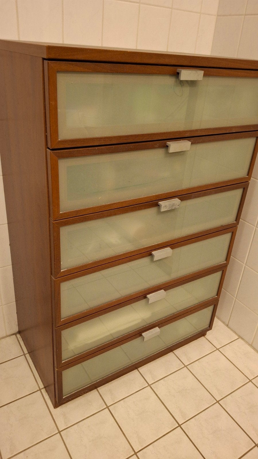 GRATIS  Houten ladekast met glazen fronten, Ophalen, Gebruikt, 5 laden of meer, Glas
