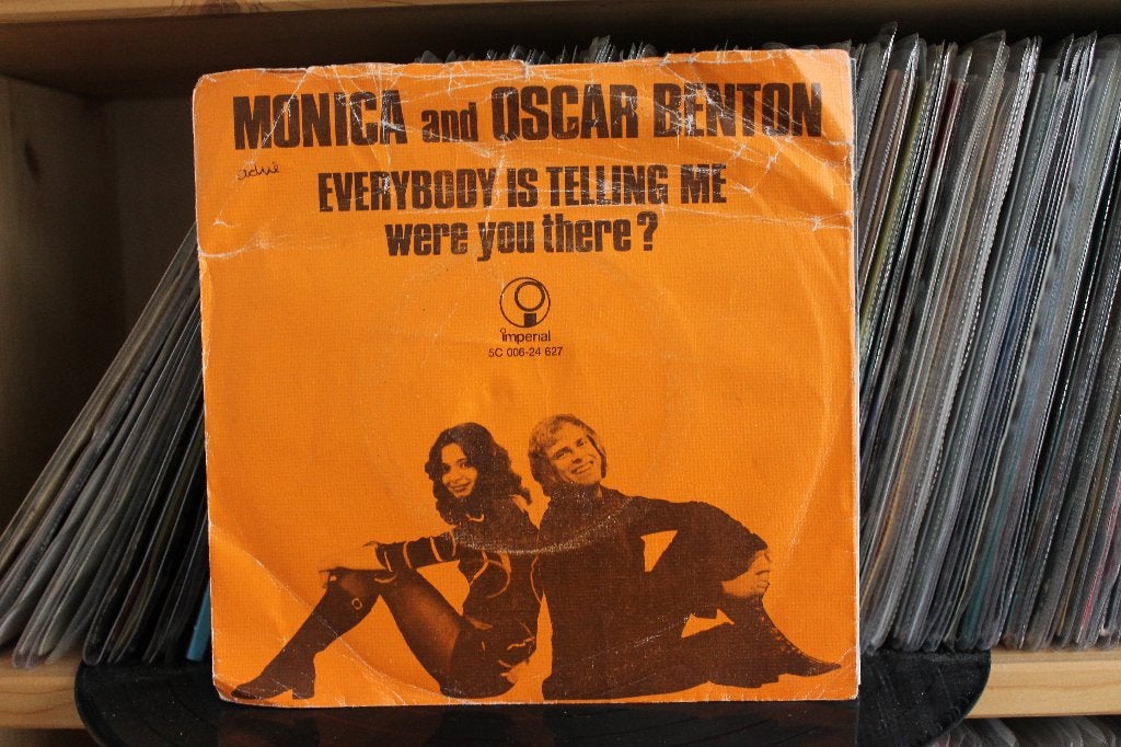 7" Single Monica And Oscar Benton - Everybody Is Telling, Cd's en Dvd's, Gebruikt, 7 inch, Ophalen of Verzenden, Pop
