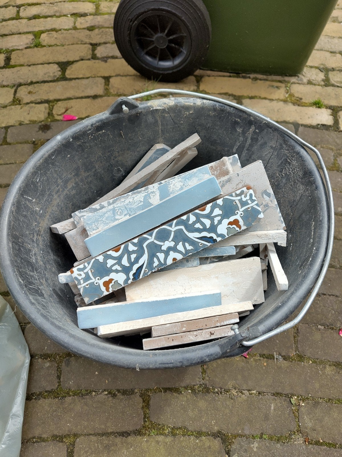Tegelrestje leuk voor mozaïek, Ophalen