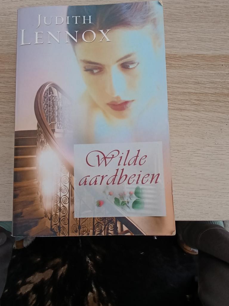 Judith Lennox - Wilde Aardbeien (Roman), Ophalen of Verzenden, Gelezen, Judith Lennox, Europa overig