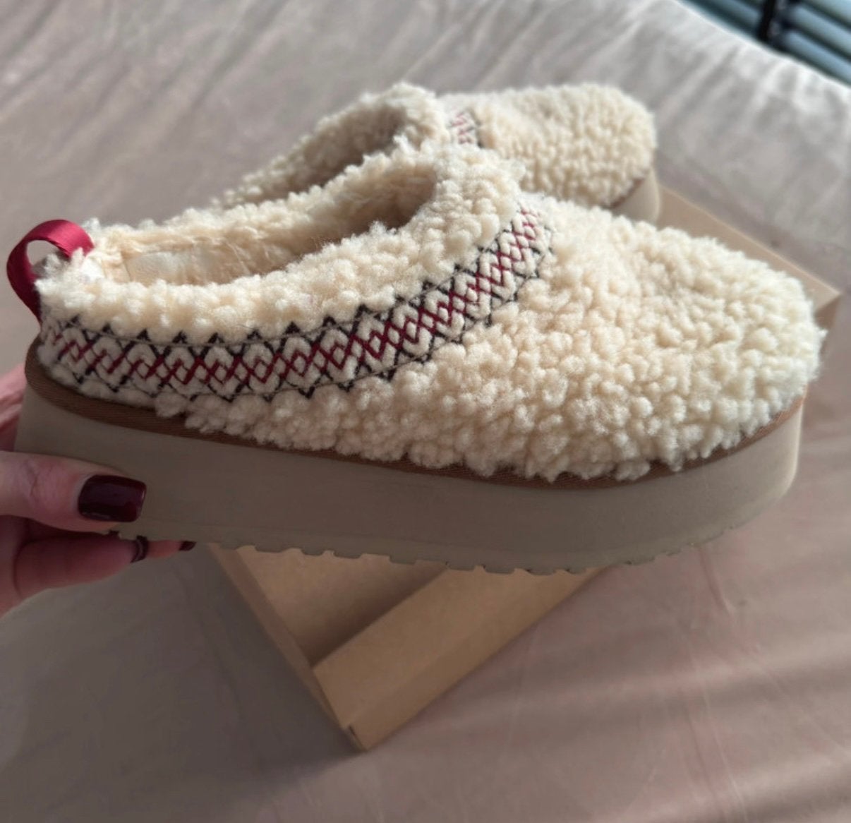 UGG TAZZ Braid Naturel, Ophalen of Verzenden, Zo goed als nieuw, Pantoffels of Sloffen