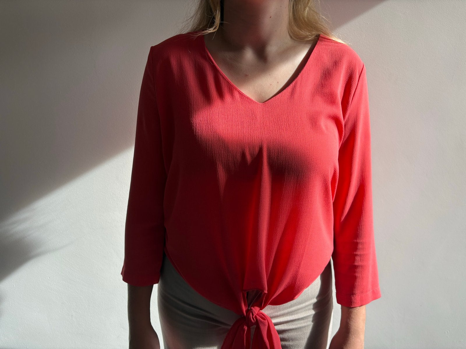 AAIKO Koraalrode blouse met knoopdetail - Maat M, Ophalen of Verzenden, Zo goed als nieuw, Maat 38/40 (M), Rood