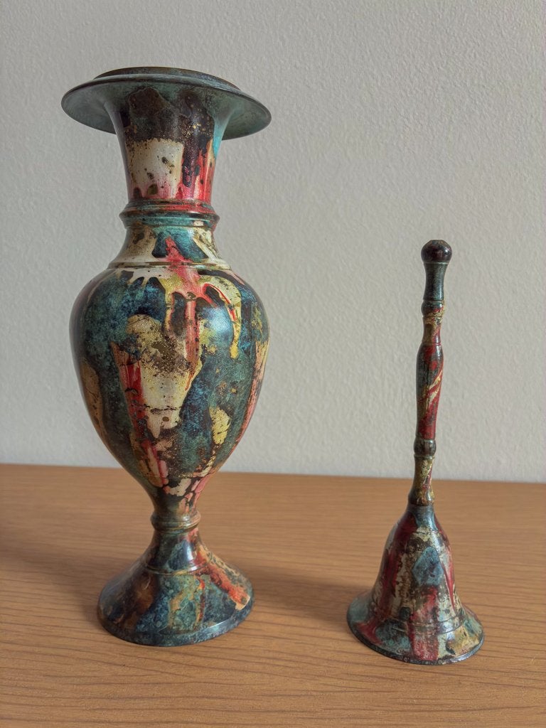 Metalen vaas en belletje, Gebruikt, 21 cm, Handgemaakt, Ophalen of Verzenden