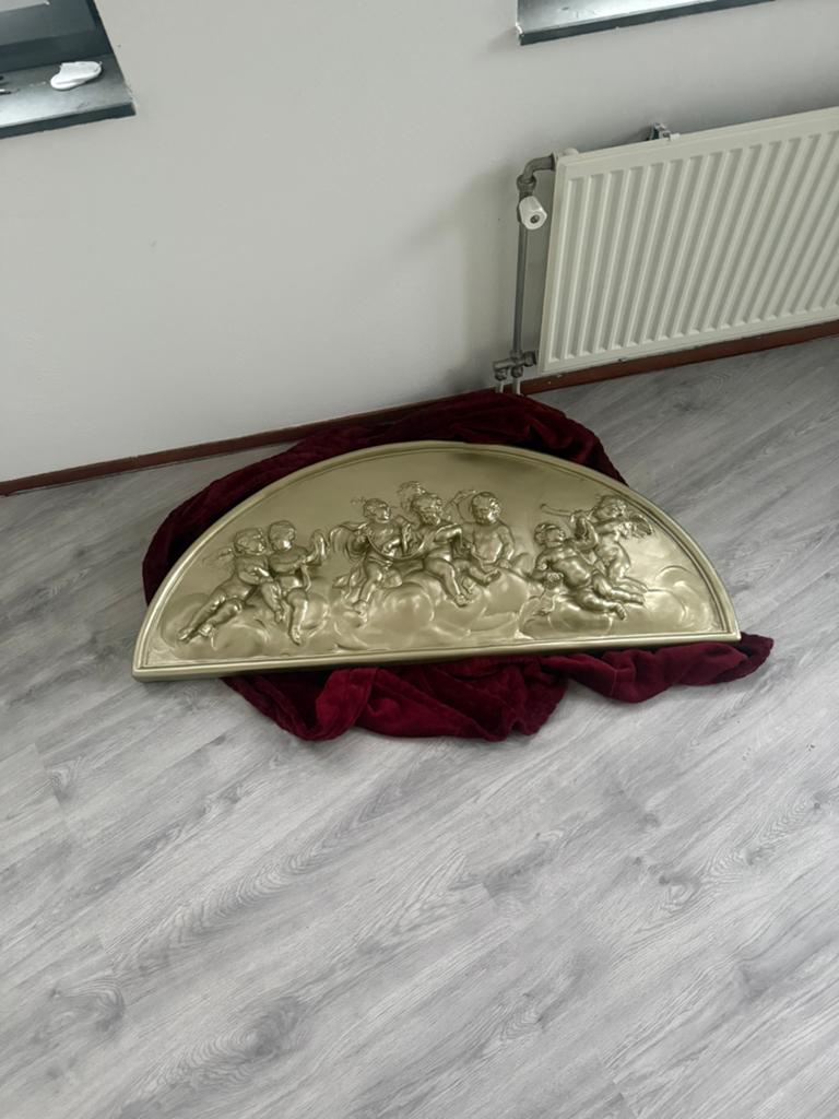 Goudkleurige brede gipsen wanddecoratie met engelen, Ophalen of Verzenden