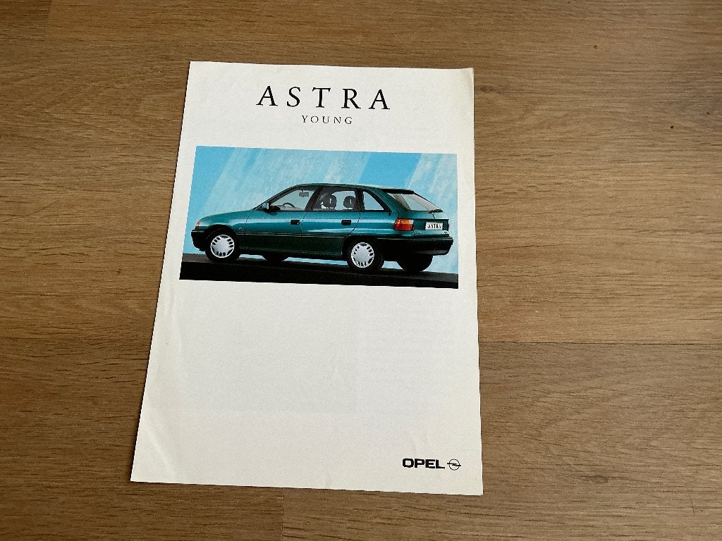 Opel Astra Young AT 1993, Boeken, Ophalen of Verzenden, Zo goed als nieuw, Opel