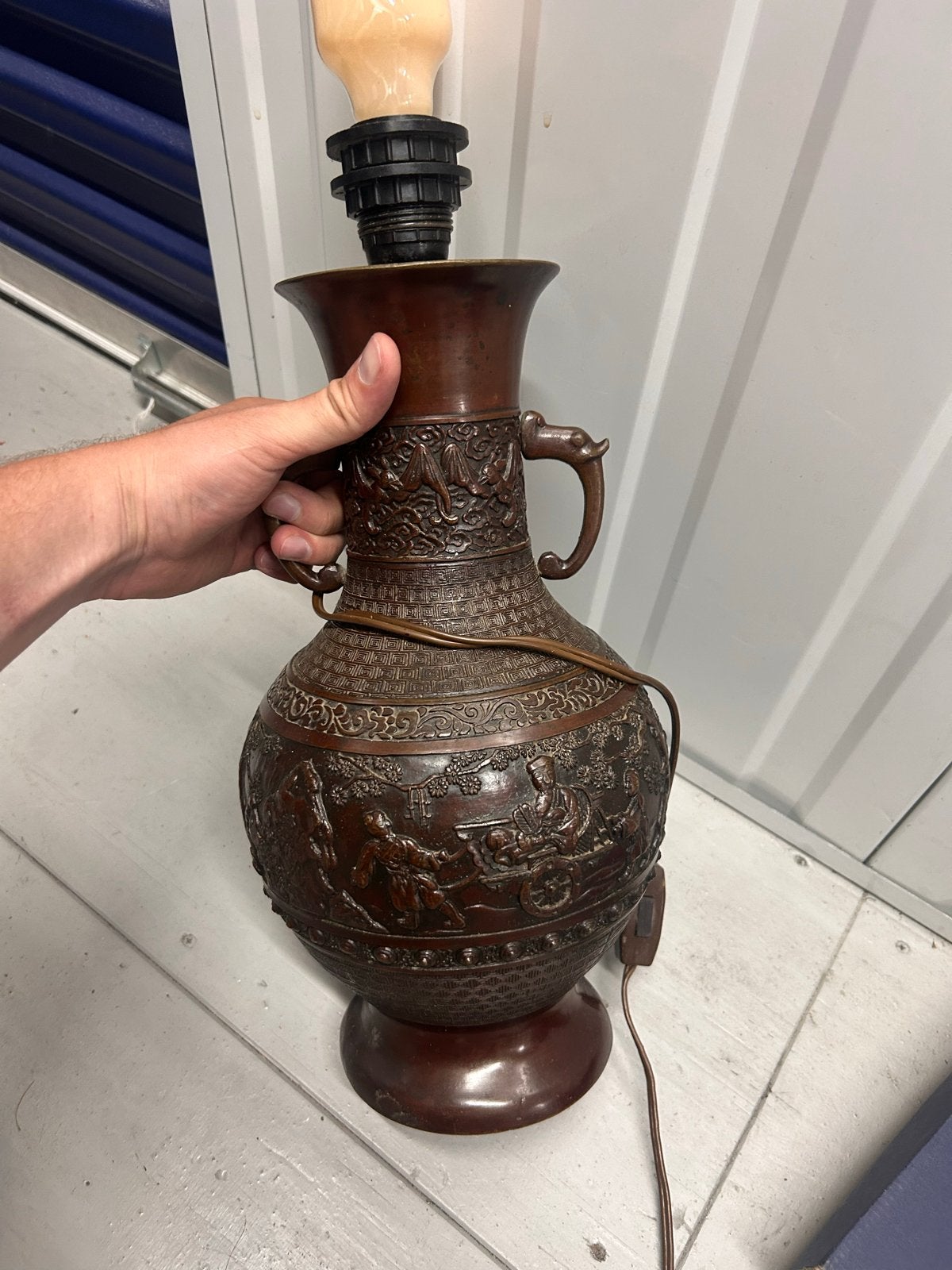 Antieke bronzen lamp met reliëfdecoratie, Ophalen of Verzenden
