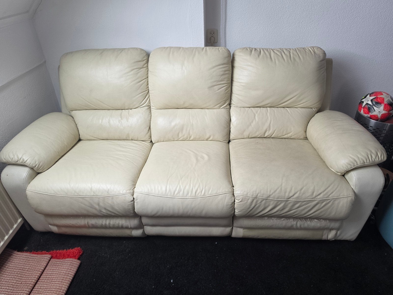 Comfortabele 3-zits bank met relaxfunctie - Crème leer, Huis en Inrichting, Banken | Bankstellen, Ophalen, Gebruikt, Driepersoons